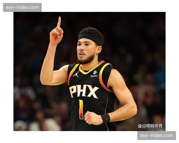 镜头回放:德文·布克利用双重掩护摆脱防守,命中高难度后仰